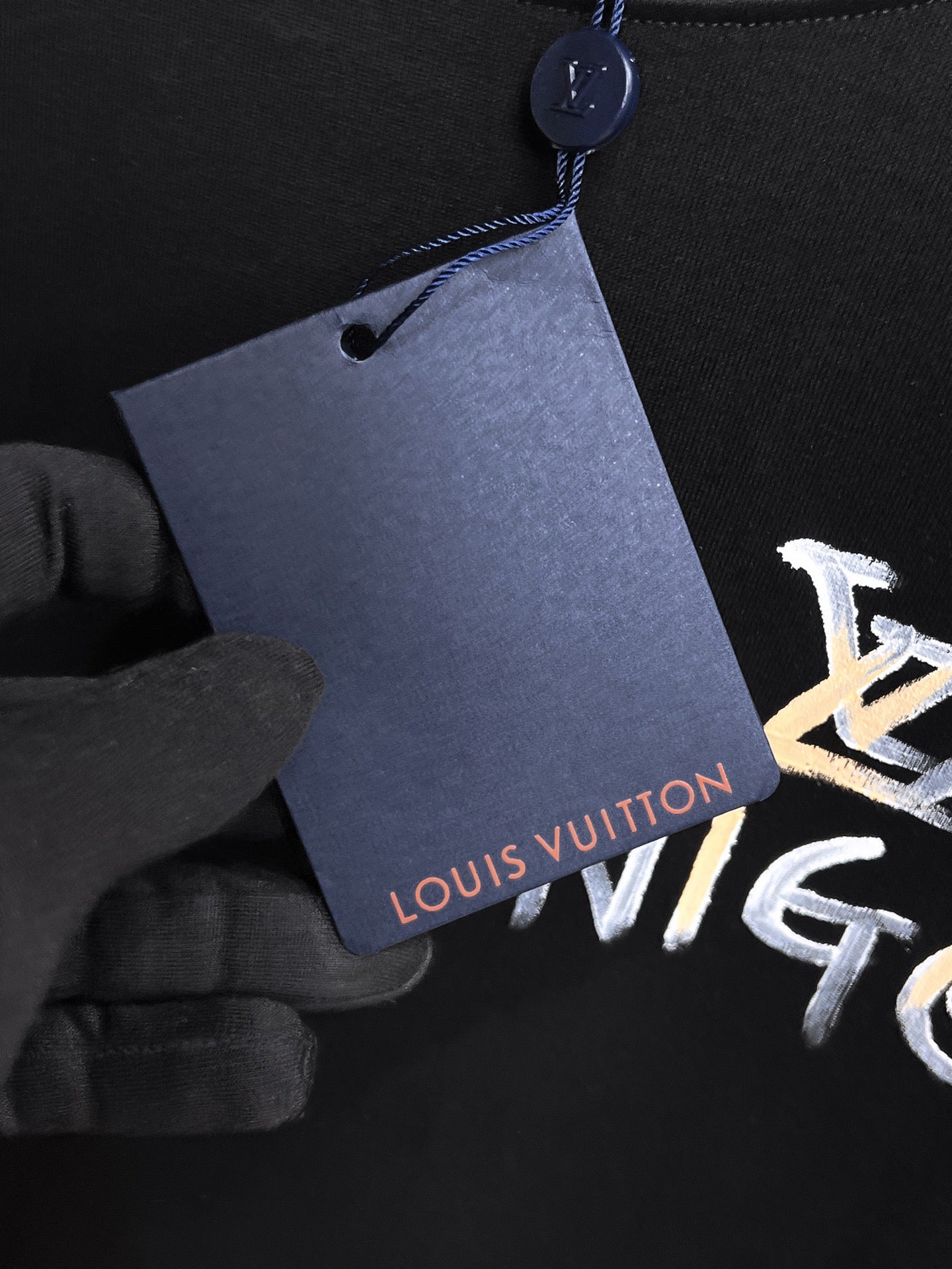 LV【新品】2026SS春夏🆕 男女情侶款經典logo圖標設計短袖T卹簡約的時尚元素設計凸顯精簡,隸屬今夏高顏值單品. 客供優質針織棉面料,手感順滑細膩,著身的透氣舒適感無可挑剔.全新標誌皮質徽章縫製感染力強大,彰顯前衛獨特個性.時尚達人的必備單品.表達一絲不苟的時尚氣息. 顏色：白色黑色尺碼：S/M/L/XL/2XL S肩寬43胸圍104衣長67袖長21