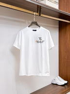 LV【新品】2026SS春夏🆕 男女情侶款經典logo圖標設計短袖T卹簡約的時尚元素設計凸顯精簡,隸屬今夏高顏值單品. 客供優質針織棉面料,手感順滑細膩,著身的透氣舒適感無可挑剔.全新標誌皮質徽章縫製感染力強大,彰顯前衛獨特個性.時尚達人的必備單品.表達一絲不苟的時尚氣息. 顏色：白色黑色尺碼：S/M/L/XL/2XL S肩寬43胸圍104衣長67袖長21