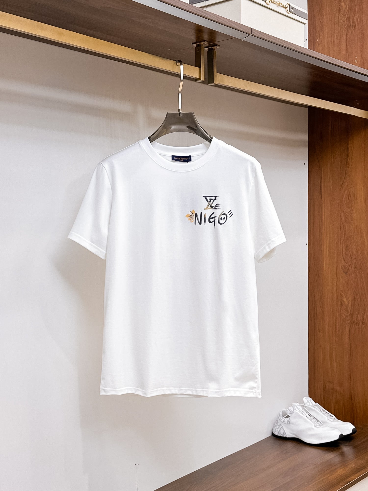 LV【新品】2026SS春夏🆕 男女情侶款經典logo圖標設計短袖T卹簡約的時尚元素設計凸顯精簡,隸屬今夏高顏值單品. 客供優質針織棉面料,手感順滑細膩,著身的透氣舒適感無可挑剔.全新標誌皮質徽章縫製感染力強大,彰顯前衛獨特個性.時尚達人的必備單品.表達一絲不苟的時尚氣息. 顏色：白色黑色尺碼：S/M/L/XL/2XL S肩寬43胸圍104衣長67袖長21