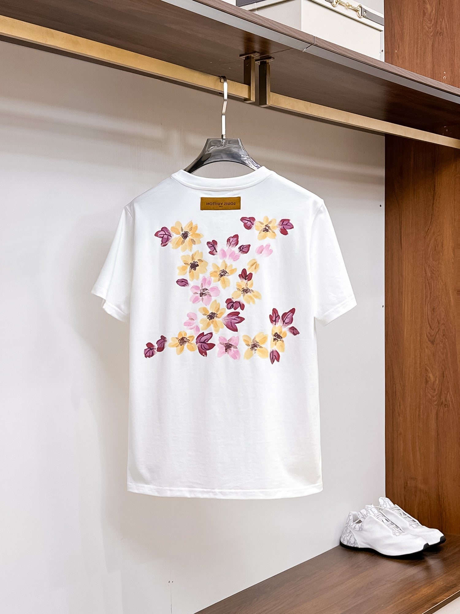 LV【新品】2026SS春夏🆕 男女情侶款經典logo圖標設計短袖T卹簡約的時尚元素設計凸顯精簡,隸屬今夏高顏值單品. 客供優質針織棉面料,手感順滑細膩,著身的透氣舒適感無可挑剔.全新標誌皮質徽章縫製感染力強大,彰顯前衛獨特個性.時尚達人的必備單品.表達一絲不苟的時尚氣息. 顏色：白色黑色尺碼：S/M/L/XL/2XL S肩寬43胸圍104衣長67袖長21