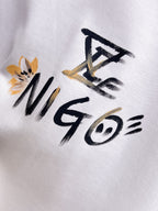 LV【新品】2026SS春夏🆕 男女情侶款經典logo圖標設計短袖T卹簡約的時尚元素設計凸顯精簡,隸屬今夏高顏值單品. 客供優質針織棉面料,手感順滑細膩,著身的透氣舒適感無可挑剔.全新標誌皮質徽章縫製感染力強大,彰顯前衛獨特個性.時尚達人的必備單品.表達一絲不苟的時尚氣息. 顏色：白色黑色尺碼：S/M/L/XL/2XL S肩寬43胸圍104衣長67袖長21