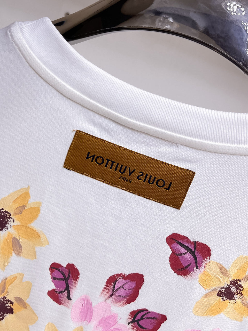 LV【新品】2026SS春夏🆕 男女情侶款經典logo圖標設計短袖T卹簡約的時尚元素設計凸顯精簡,隸屬今夏高顏值單品. 客供優質針織棉面料,手感順滑細膩,著身的透氣舒適感無可挑剔.全新標誌皮質徽章縫製感染力強大,彰顯前衛獨特個性.時尚達人的必備單品.表達一絲不苟的時尚氣息. 顏色：白色黑色尺碼：S/M/L/XL/2XL S肩寬43胸圍104衣長67袖長21
