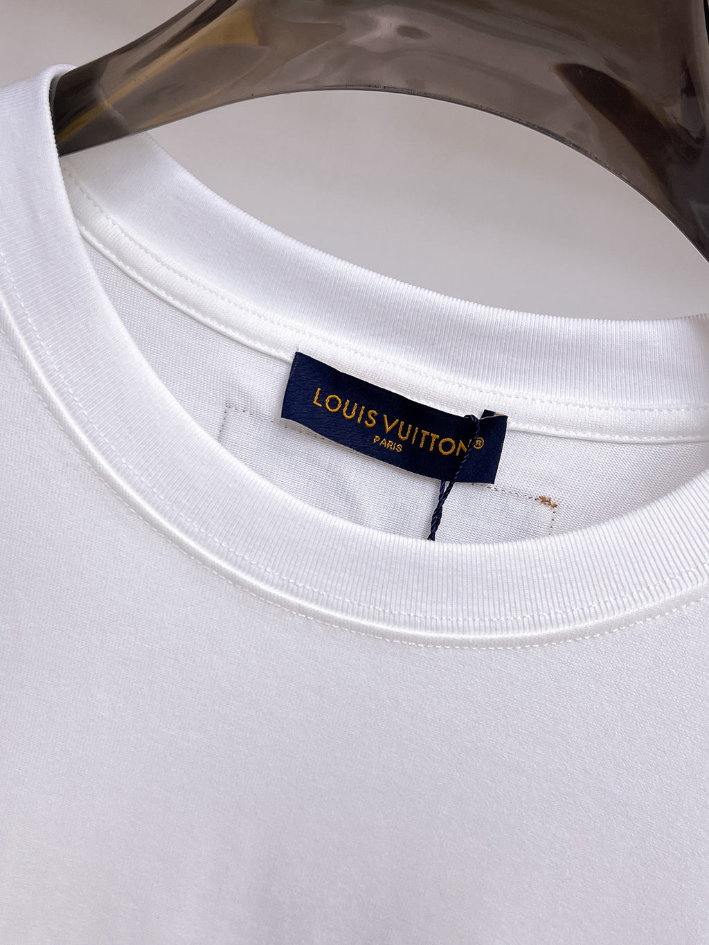LV【新品】2026SS春夏🆕 男女情侶款經典logo圖標設計短袖T卹簡約的時尚元素設計凸顯精簡,隸屬今夏高顏值單品. 客供優質針織棉面料,手感順滑細膩,著身的透氣舒適感無可挑剔.全新標誌皮質徽章縫製感染力強大,彰顯前衛獨特個性.時尚達人的必備單品.表達一絲不苟的時尚氣息. 顏色：白色黑色尺碼：S/M/L/XL/2XL S肩寬43胸圍104衣長67袖長21