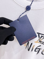 LV【新品】2026SS春夏🆕 男女情侶款經典logo圖標設計短袖T卹簡約的時尚元素設計凸顯精簡,隸屬今夏高顏值單品. 客供優質針織棉面料,手感順滑細膩,著身的透氣舒適感無可挑剔.全新標誌皮質徽章縫製感染力強大,彰顯前衛獨特個性.時尚達人的必備單品.表達一絲不苟的時尚氣息. 顏色：白色黑色尺碼：S/M/L/XL/2XL S肩寬43胸圍104衣長67袖長21