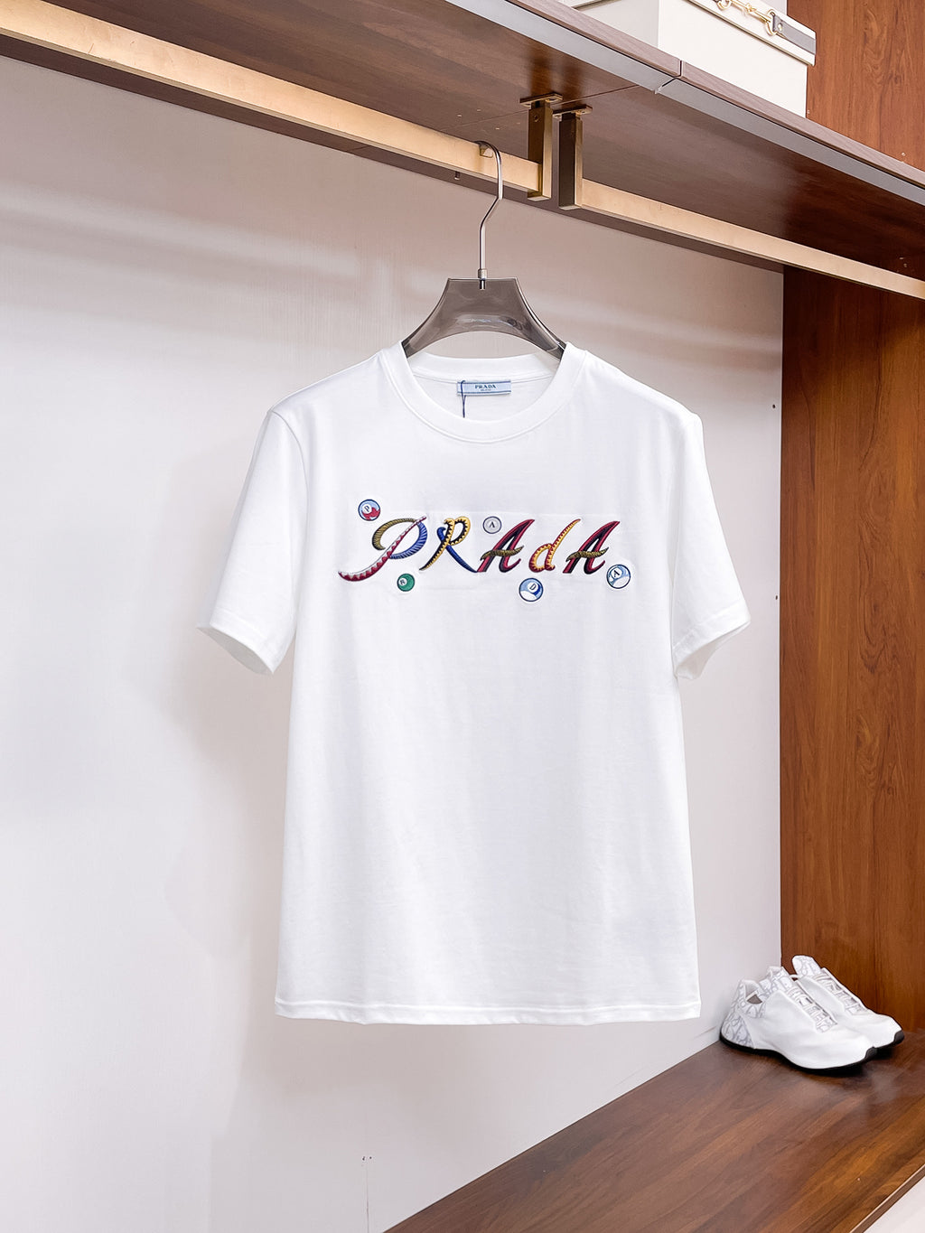 普拉達【新品】2026SS春夏🆕 男女情侶款經典圖標設計短袖T卹簡約的時尚元素設計凸顯精簡,隸屬今夏高顏值單品. 客供優質針織棉面料,手感順滑細膩,著身的透氣舒適感無可挑剔.搭配時尚廓形裁剪設計設計精美設計採用潮流時尚的透氣舒適感.全新標誌皮質徽章縫製感染力強大,彰顯前衛獨特個性.時尚達人的必備單品.表達一絲不苟的時尚氣息. 顏色：黑色，白色尺碼：S/M/L/XL/2XL S肩寬43胸圍104衣長67袖長2