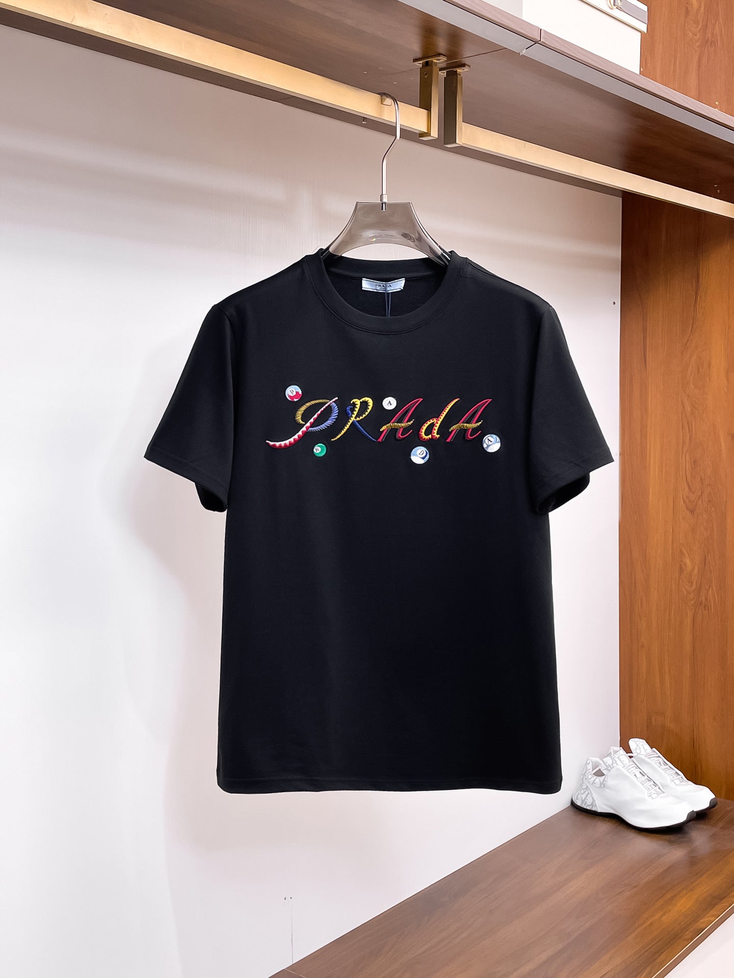 普拉達【新品】2026SS春夏🆕 男女情侶款經典圖標設計短袖T卹簡約的時尚元素設計凸顯精簡,隸屬今夏高顏值單品. 客供優質針織棉面料,手感順滑細膩,著身的透氣舒適感無可挑剔.搭配時尚廓形裁剪設計設計精美設計採用潮流時尚的透氣舒適感.全新標誌皮質徽章縫製感染力強大,彰顯前衛獨特個性.時尚達人的必備單品.表達一絲不苟的時尚氣息. 顏色：黑色，白色尺碼：S/M/L/XL/2XL S肩寬43胸圍104衣長67袖長2
