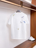 迪奧【新品】2026SS春夏🆕 男女情侶款經典圖標設計短袖T卹簡約的時尚元素設計凸顯精簡,隸屬今夏高顏值單品. 客供優質針織棉面料,手感順滑細膩,著身的透氣舒適感無可挑剔.搭配時尚廓形剪裁設計設計設計採用潮流時尚的透氣舒適感.全新標誌皮質徽章縫製感染力強大,彰顯前衛獨特個性.時尚達人的必備單品.表達一絲不苟的時尚氣息. 顏色：黑色，白色尺碼：S/M/L/XL/2XL S肩寬43胸圍104衣長67袖長2
