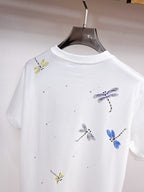 迪奧【新品】2026SS春夏🆕 男女情侶款經典圖標設計短袖T卹簡約的時尚元素設計凸顯精簡,隸屬今夏高顏值單品. 客供優質針織棉面料,手感順滑細膩,著身的透氣舒適感無可挑剔.搭配時尚廓形剪裁設計設計設計採用潮流時尚的透氣舒適感.全新標誌皮質徽章縫製感染力強大,彰顯前衛獨特個性.時尚達人的必備單品.表達一絲不苟的時尚氣息. 顏色：黑色，白色尺碼：S/M/L/XL/2XL S肩寬43胸圍104衣長67袖長2