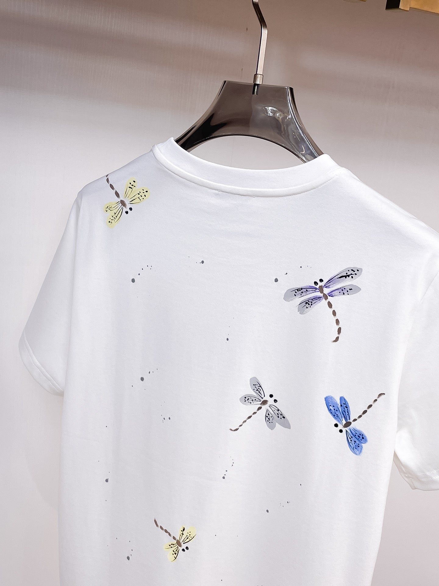 迪奧【新品】2026SS春夏🆕 男女情侶款經典圖標設計短袖T卹簡約的時尚元素設計凸顯精簡,隸屬今夏高顏值單品. 客供優質針織棉面料,手感順滑細膩,著身的透氣舒適感無可挑剔.搭配時尚廓形剪裁設計設計設計採用潮流時尚的透氣舒適感.全新標誌皮質徽章縫製感染力強大,彰顯前衛獨特個性.時尚達人的必備單品.表達一絲不苟的時尚氣息. 顏色：黑色，白色尺碼：S/M/L/XL/2XL S肩寬43胸圍104衣長67袖長2