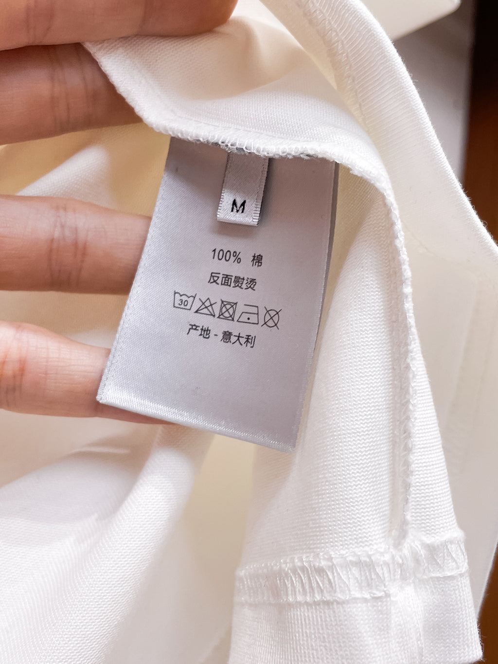 迪奧【新品】2026SS春夏🆕 男女情侶款經典圖標設計短袖T卹簡約的時尚元素設計凸顯精簡,隸屬今夏高顏值單品. 客供優質針織棉面料,手感順滑細膩,著身的透氣舒適感無可挑剔.搭配時尚廓形剪裁設計設計設計採用潮流時尚的透氣舒適感.全新標誌皮質徽章縫製感染力強大,彰顯前衛獨特個性.時尚達人的必備單品.表達一絲不苟的時尚氣息. 顏色：黑色，白色尺碼：S/M/L/XL/2XL S肩寬43胸圍104衣長67袖長2