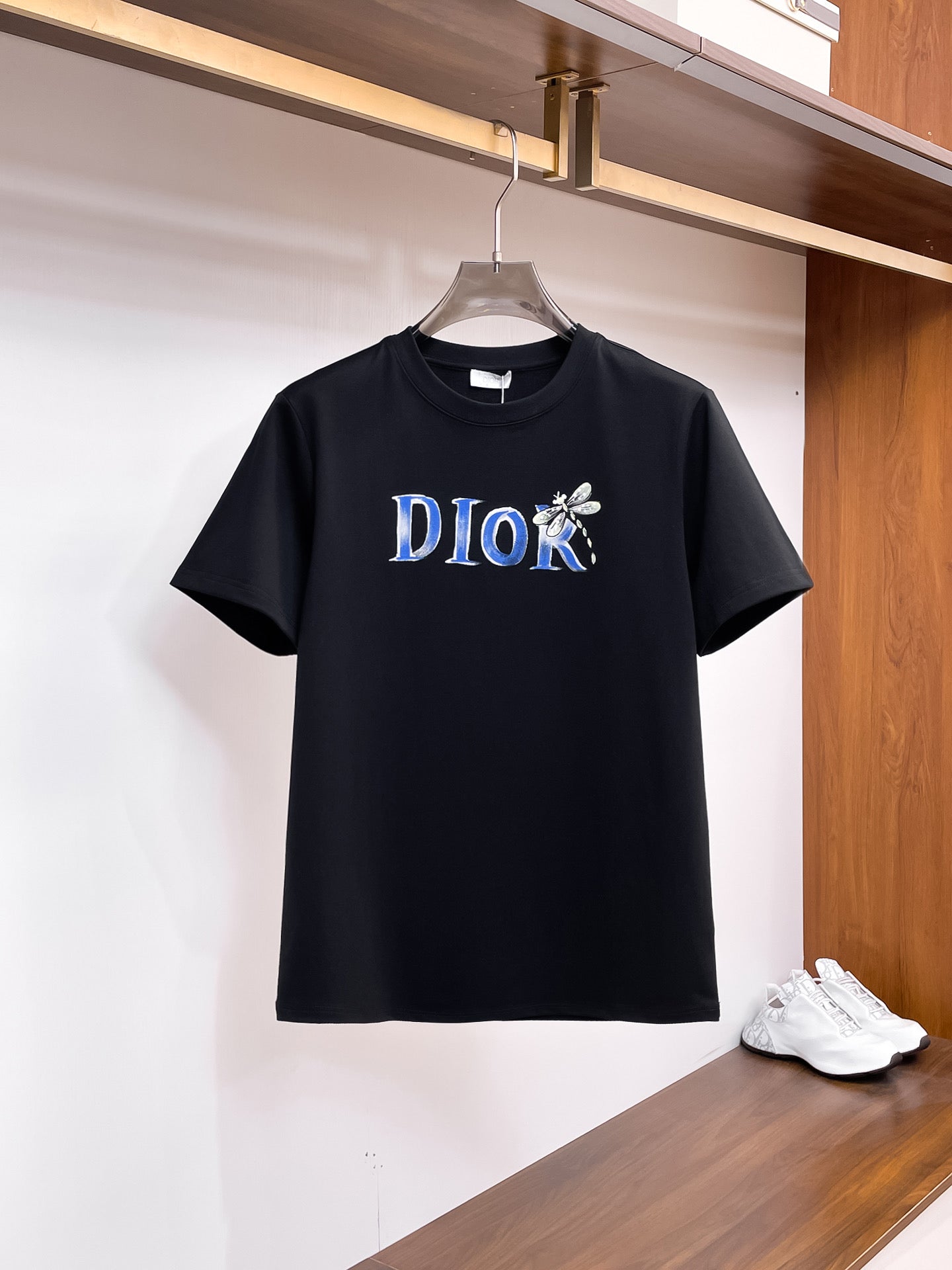 迪奧【新品】2026SS春夏🆕 男女情侶款經典圖標設計短袖T卹簡約的時尚元素設計凸顯精簡,隸屬今夏高顏值單品. 客供優質針織棉面料,手感順滑細膩,著身的透氣舒適感無可挑剔.搭配時尚廓形剪裁設計設計設計採用潮流時尚的透氣舒適感.全新標誌皮質徽章縫製感染力強大,彰顯前衛獨特個性.時尚達人的必備單品.表達一絲不苟的時尚氣息. 顏色：黑色，白色尺碼：S/M/L/XL/2XL S肩寬43胸圍104衣長67袖長2