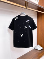 迪奧【新品】2026SS春夏🆕 男女情侶款經典圖標設計短袖T卹簡約的時尚元素設計凸顯精簡,隸屬今夏高顏值單品. 客供優質針織棉面料,手感順滑細膩,著身的透氣舒適感無可挑剔.搭配時尚廓形剪裁設計設計設計採用潮流時尚的透氣舒適感.全新標誌皮質徽章縫製感染力強大,彰顯前衛獨特個性.時尚達人的必備單品.表達一絲不苟的時尚氣息. 顏色：黑色，白色尺碼：S/M/L/XL/2XL S肩寬43胸圍104衣長67袖長2