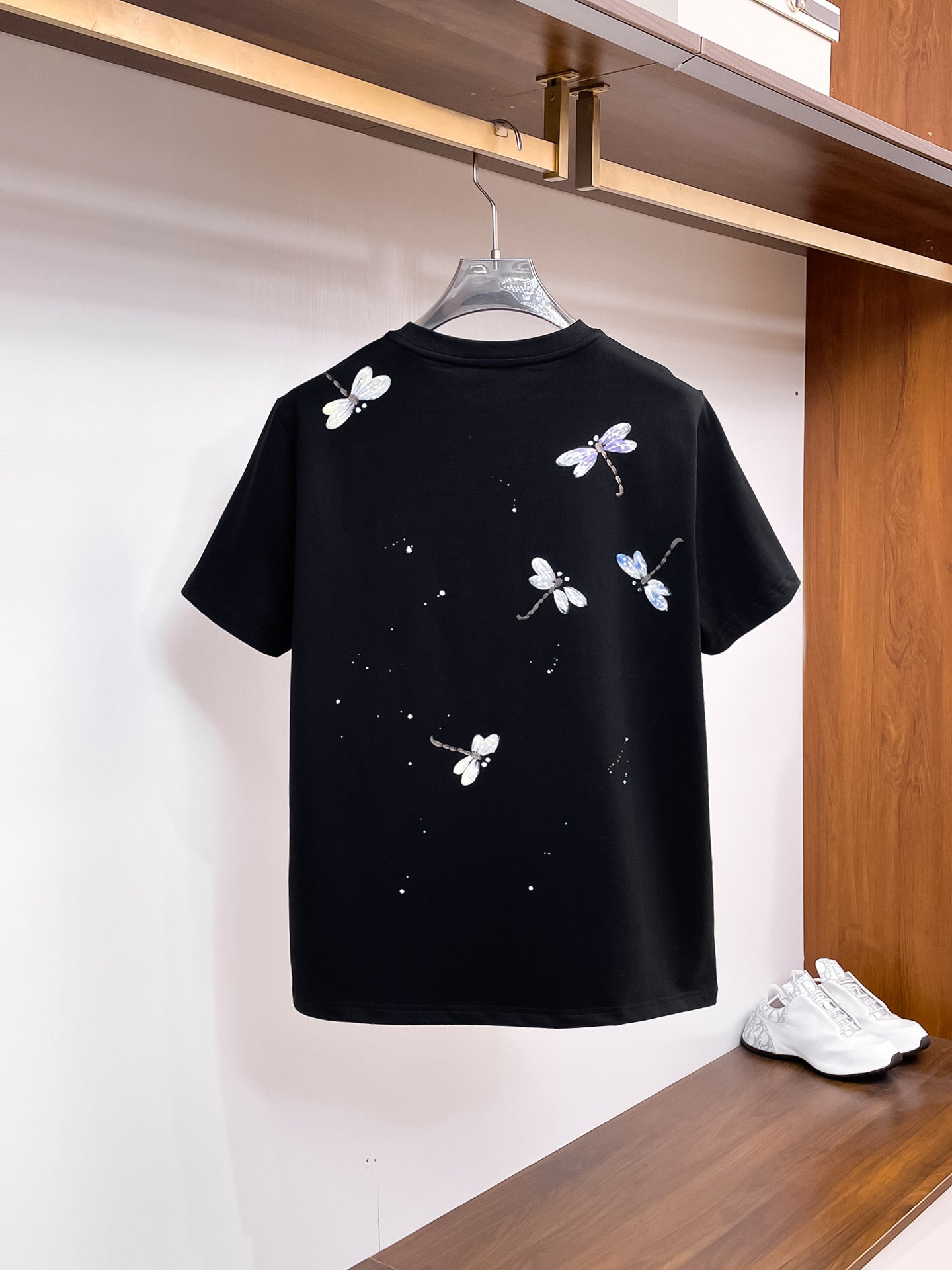 迪奧【新品】2026SS春夏🆕 男女情侶款經典圖標設計短袖T卹簡約的時尚元素設計凸顯精簡,隸屬今夏高顏值單品. 客供優質針織棉面料,手感順滑細膩,著身的透氣舒適感無可挑剔.搭配時尚廓形剪裁設計設計設計採用潮流時尚的透氣舒適感.全新標誌皮質徽章縫製感染力強大,彰顯前衛獨特個性.時尚達人的必備單品.表達一絲不苟的時尚氣息. 顏色：黑色，白色尺碼：S/M/L/XL/2XL S肩寬43胸圍104衣長67袖長2