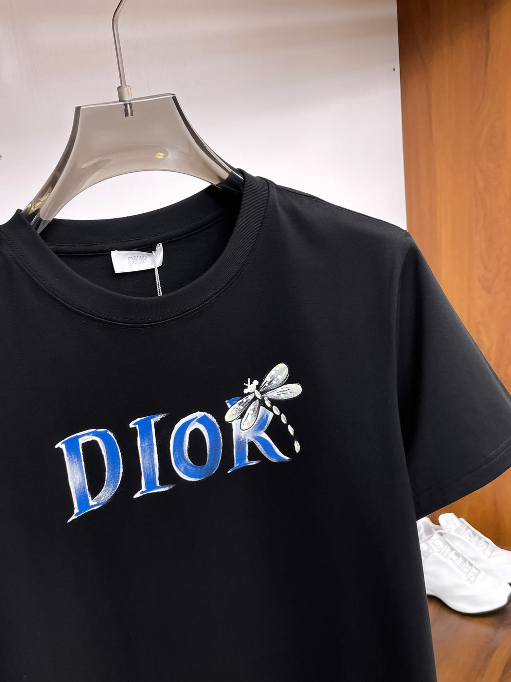 迪奧【新品】2026SS春夏🆕 男女情侶款經典圖標設計短袖T卹簡約的時尚元素設計凸顯精簡,隸屬今夏高顏值單品. 客供優質針織棉面料,手感順滑細膩,著身的透氣舒適感無可挑剔.搭配時尚廓形剪裁設計設計設計採用潮流時尚的透氣舒適感.全新標誌皮質徽章縫製感染力強大,彰顯前衛獨特個性.時尚達人的必備單品.表達一絲不苟的時尚氣息. 顏色：黑色，白色尺碼：S/M/L/XL/2XL S肩寬43胸圍104衣長67袖長2