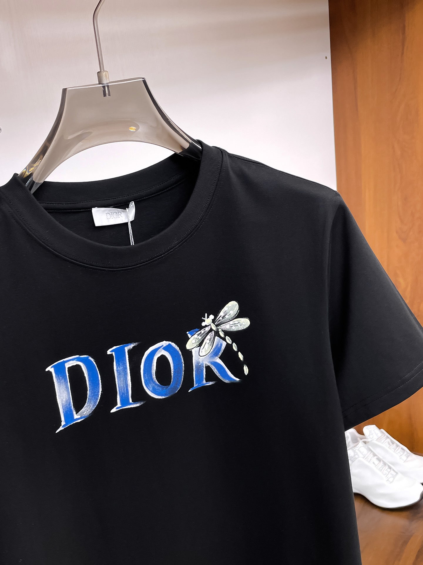 迪奧【新品】2026SS春夏🆕 男女情侶款經典圖標設計短袖T卹簡約的時尚元素設計凸顯精簡,隸屬今夏高顏值單品. 客供優質針織棉面料,手感順滑細膩,著身的透氣舒適感無可挑剔.搭配時尚廓形剪裁設計設計設計採用潮流時尚的透氣舒適感.全新標誌皮質徽章縫製感染力強大,彰顯前衛獨特個性.時尚達人的必備單品.表達一絲不苟的時尚氣息. 顏色：黑色，白色尺碼：S/M/L/XL/2XL S肩寬43胸圍104衣長67袖長2