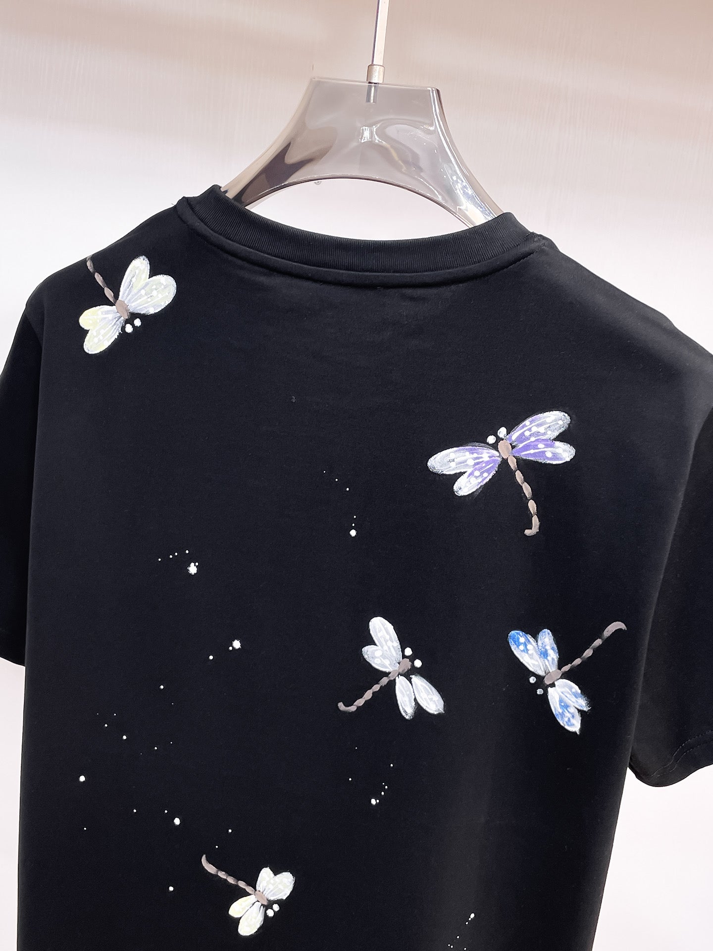 迪奧【新品】2026SS春夏🆕 男女情侶款經典圖標設計短袖T卹簡約的時尚元素設計凸顯精簡,隸屬今夏高顏值單品. 客供優質針織棉面料,手感順滑細膩,著身的透氣舒適感無可挑剔.搭配時尚廓形剪裁設計設計設計採用潮流時尚的透氣舒適感.全新標誌皮質徽章縫製感染力強大,彰顯前衛獨特個性.時尚達人的必備單品.表達一絲不苟的時尚氣息. 顏色：黑色，白色尺碼：S/M/L/XL/2XL S肩寬43胸圍104衣長67袖長2