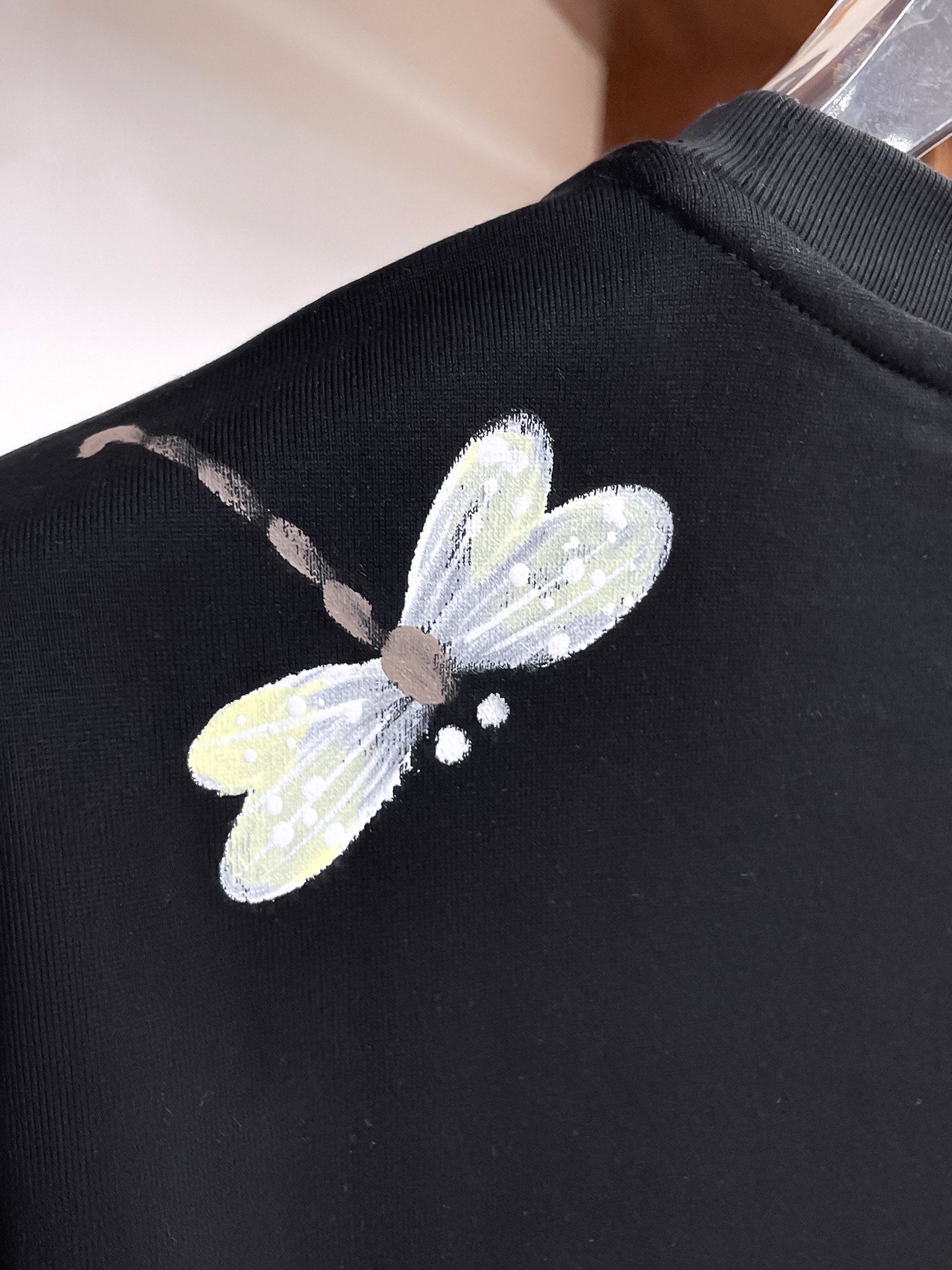 迪奧【新品】2026SS春夏🆕 男女情侶款經典圖標設計短袖T卹簡約的時尚元素設計凸顯精簡,隸屬今夏高顏值單品. 客供優質針織棉面料,手感順滑細膩,著身的透氣舒適感無可挑剔.搭配時尚廓形剪裁設計設計設計採用潮流時尚的透氣舒適感.全新標誌皮質徽章縫製感染力強大,彰顯前衛獨特個性.時尚達人的必備單品.表達一絲不苟的時尚氣息. 顏色：黑色，白色尺碼：S/M/L/XL/2XL S肩寬43胸圍104衣長67袖長2