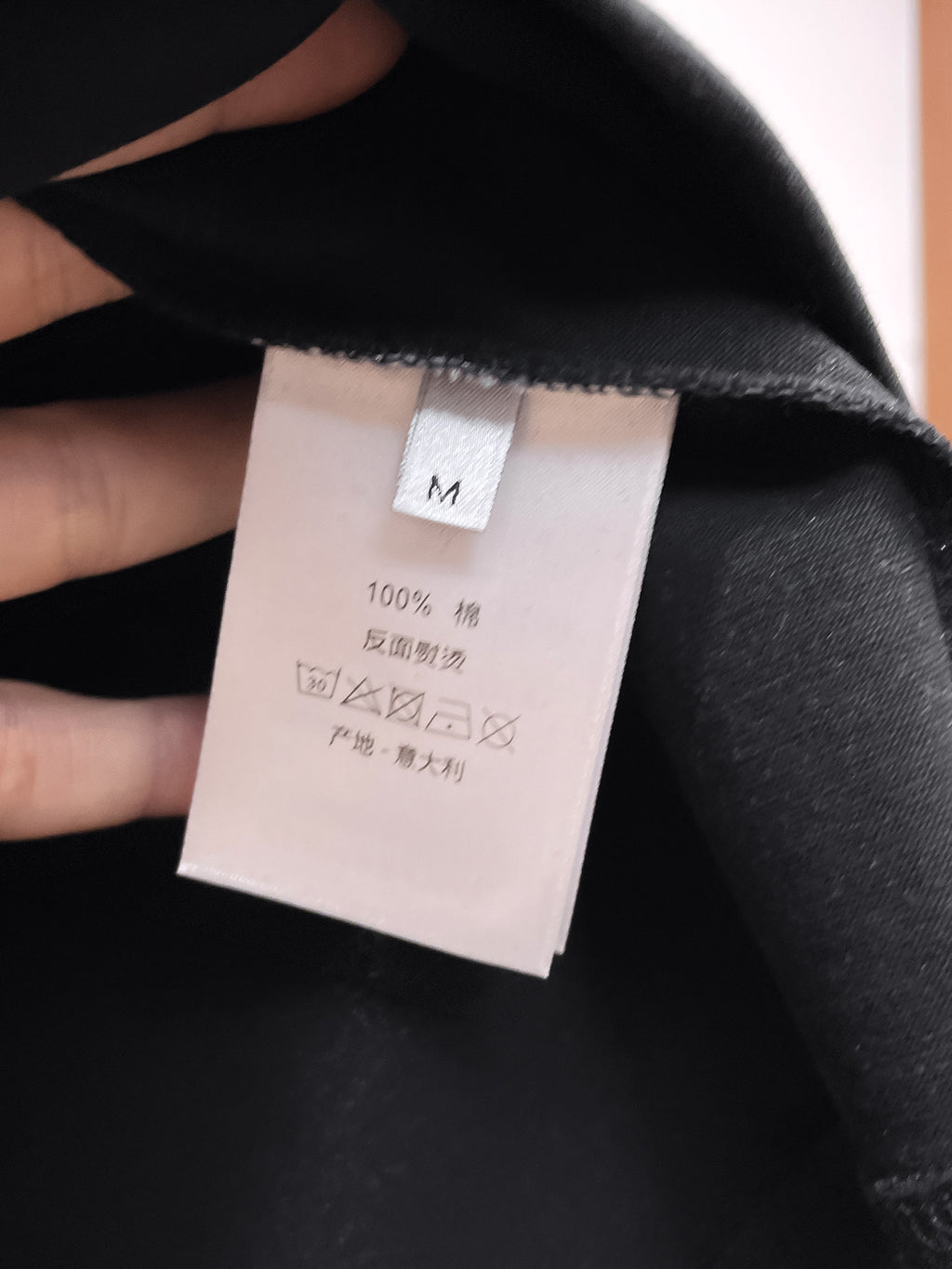 迪奧【新品】2026SS春夏🆕 男女情侶款經典圖標設計短袖T卹簡約的時尚元素設計凸顯精簡,隸屬今夏高顏值單品. 客供優質針織棉面料,手感順滑細膩,著身的透氣舒適感無可挑剔.搭配時尚廓形剪裁設計設計設計採用潮流時尚的透氣舒適感.全新標誌皮質徽章縫製感染力強大,彰顯前衛獨特個性.時尚達人的必備單品.表達一絲不苟的時尚氣息. 顏色：黑色，白色尺碼：S/M/L/XL/2XL S肩寬43胸圍104衣長67袖長2