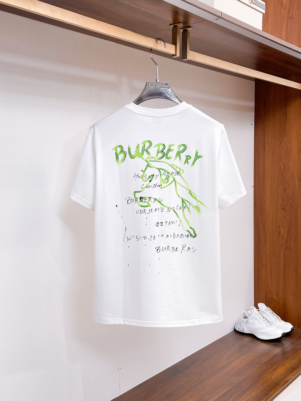 巴寶莉【新品】2026SS春夏🆕 男女情侶款經典圖標設計短袖T卹簡約的時尚元素設計凸顯精簡,隸屬今夏高顏值單品. 客供優質針織棉面料,手感順滑細膩,著身的透氣舒適感無可挑剔.搭配時尚廓形剪裁設計設計採用潮流時尚的時尚輪廓設計.全新標誌皮質徽章縫製感染力強大,彰顯前衛獨特個性.時尚達人的必備單品.表達一絲不苟的時尚氣息. 顏色：黑色，白色尺碼：S/M/L/XL/2XL S肩寬43胸圍104衣長67袖長2