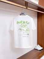 巴寶莉【新品】2026SS春夏🆕 男女情侶款經典圖標設計短袖T卹簡約的時尚元素設計凸顯精簡,隸屬今夏高顏值單品. 客供優質針織棉面料,手感順滑細膩,著身的透氣舒適感無可挑剔.搭配時尚廓形剪裁設計設計採用潮流時尚的時尚輪廓設計.全新標誌皮質徽章縫製感染力強大,彰顯前衛獨特個性.時尚達人的必備單品.表達一絲不苟的時尚氣息. 顏色：黑色，白色尺碼：S/M/L/XL/2XL S肩寬43胸圍104衣長67袖長2