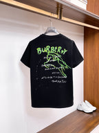 巴寶莉【新品】2026SS春夏🆕 男女情侶款經典圖標設計短袖T卹簡約的時尚元素設計凸顯精簡,隸屬今夏高顏值單品. 客供優質針織棉面料,手感順滑細膩,著身的透氣舒適感無可挑剔.搭配時尚廓形剪裁設計設計採用潮流時尚的時尚輪廓設計.全新標誌皮質徽章縫製感染力強大,彰顯前衛獨特個性.時尚達人的必備單品.表達一絲不苟的時尚氣息. 顏色：黑色，白色尺碼：S/M/L/XL/2XL S肩寬43胸圍104衣長67袖長2