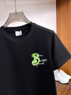 巴寶莉【新品】2026SS春夏🆕 男女情侶款經典圖標設計短袖T卹簡約的時尚元素設計凸顯精簡,隸屬今夏高顏值單品. 客供優質針織棉面料,手感順滑細膩,著身的透氣舒適感無可挑剔.搭配時尚廓形剪裁設計設計採用潮流時尚的時尚輪廓設計.全新標誌皮質徽章縫製感染力強大,彰顯前衛獨特個性.時尚達人的必備單品.表達一絲不苟的時尚氣息. 顏色：黑色，白色尺碼：S/M/L/XL/2XL S肩寬43胸圍104衣長67袖長2