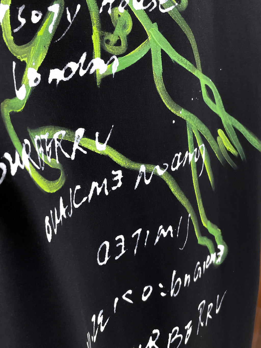 巴寶莉【新品】2026SS春夏🆕 男女情侶款經典圖標設計短袖T卹簡約的時尚元素設計凸顯精簡,隸屬今夏高顏值單品. 客供優質針織棉面料,手感順滑細膩,著身的透氣舒適感無可挑剔.搭配時尚廓形剪裁設計設計採用潮流時尚的時尚輪廓設計.全新標誌皮質徽章縫製感染力強大,彰顯前衛獨特個性.時尚達人的必備單品.表達一絲不苟的時尚氣息. 顏色：黑色，白色尺碼：S/M/L/XL/2XL S肩寬43胸圍104衣長67袖長2