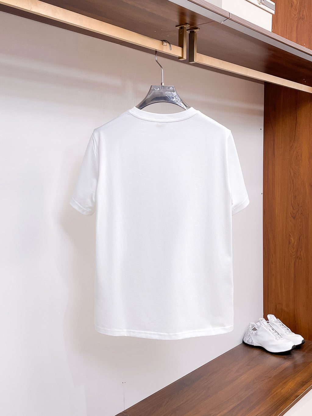 普拉達【新品】2026SS春夏🆕 男女情侶款經典圖標設計短袖T卹簡約的時尚元素設計凸顯精簡,隸屬今夏高顏值單品. 客供優質針織棉面料,手感順滑細膩,著身的透氣舒適感無可挑剔.搭配時尚廓形裁剪設計設計精美設計採用潮流時尚的透氣舒適感.全新標誌皮質徽章縫製感染力強大,彰顯前衛獨特個性.時尚達人的必備單品.表達一絲不苟的時尚氣息. 顏色：黑色，白色尺碼：S/M/L/XL/2XL S肩寬43胸圍104衣長67袖長2