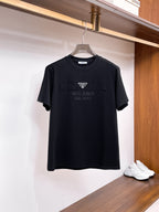 普拉達【新品】2026SS春夏🆕 男女情侶款經典圖標設計短袖T卹簡約的時尚元素設計凸顯精簡,隸屬今夏高顏值單品. 客供優質針織棉面料,手感順滑細膩,著身的透氣舒適感無可挑剔.搭配時尚廓形裁剪設計設計精美設計採用潮流時尚的透氣舒適感.全新標誌皮質徽章縫製感染力強大,彰顯前衛獨特個性.時尚達人的必備單品.表達一絲不苟的時尚氣息. 顏色：黑色，白色尺碼：S/M/L/XL/2XL S肩寬43胸圍104衣長67袖長2