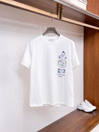 迪奧【新品】2026SS春夏🆕 男女情侶款經典圖標設計短袖T卹簡約的時尚元素設計凸顯精簡,隸屬今夏高顏值單品. 客供優質針織棉面料,手感順滑細膩,著身的透氣舒適感無可挑剔.搭配時尚廓形剪裁設計設計設計採用潮流時尚的透氣舒適感.全新標誌皮質徽章縫製感染力強大,彰顯前衛獨特個性.時尚達人的必備單品.表達一絲不苟的時尚氣息. 顏色：黑色，白色尺碼：S/M/L/XL/2XL S肩寬43胸圍104衣長67袖長2