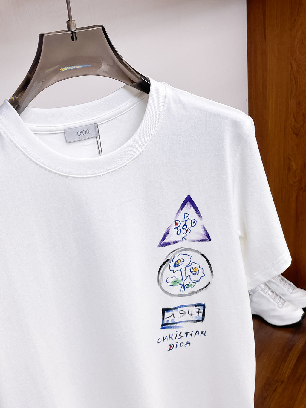 迪奧【新品】2026SS春夏🆕 男女情侶款經典圖標設計短袖T卹簡約的時尚元素設計凸顯精簡,隸屬今夏高顏值單品. 客供優質針織棉面料,手感順滑細膩,著身的透氣舒適感無可挑剔.搭配時尚廓形剪裁設計設計設計採用潮流時尚的透氣舒適感.全新標誌皮質徽章縫製感染力強大,彰顯前衛獨特個性.時尚達人的必備單品.表達一絲不苟的時尚氣息. 顏色：黑色，白色尺碼：S/M/L/XL/2XL S肩寬43胸圍104衣長67袖長2