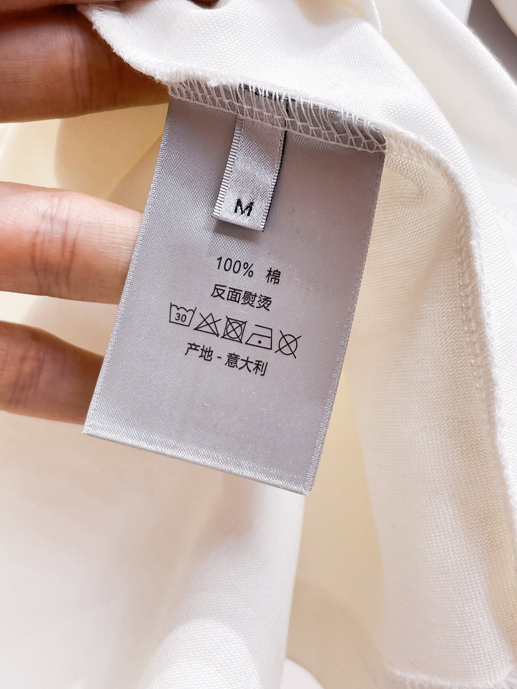 迪奧【新品】2026SS春夏🆕 男女情侶款經典圖標設計短袖T卹簡約的時尚元素設計凸顯精簡,隸屬今夏高顏值單品. 客供優質針織棉面料,手感順滑細膩,著身的透氣舒適感無可挑剔.搭配時尚廓形剪裁設計設計設計採用潮流時尚的透氣舒適感.全新標誌皮質徽章縫製感染力強大,彰顯前衛獨特個性.時尚達人的必備單品.表達一絲不苟的時尚氣息. 顏色：黑色，白色尺碼：S/M/L/XL/2XL S肩寬43胸圍104衣長67袖長2