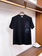 迪奧【新品】2026SS春夏🆕 男女情侶款經典圖標設計短袖T卹簡約的時尚元素設計凸顯精簡,隸屬今夏高顏值單品. 客供優質針織棉面料,手感順滑細膩,著身的透氣舒適感無可挑剔.搭配時尚廓形剪裁設計設計設計採用潮流時尚的透氣舒適感.全新標誌皮質徽章縫製感染力強大,彰顯前衛獨特個性.時尚達人的必備單品.表達一絲不苟的時尚氣息. 顏色：黑色，白色尺碼：S/M/L/XL/2XL S肩寬43胸圍104衣長67袖長2