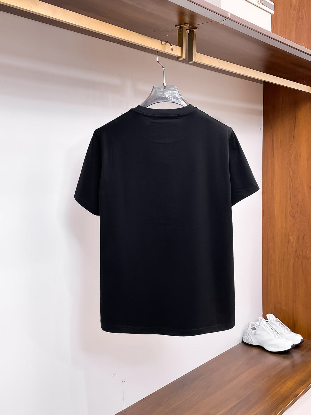 迪奧【新品】2026SS春夏🆕 男女情侶款經典圖標設計短袖T卹簡約的時尚元素設計凸顯精簡,隸屬今夏高顏值單品. 客供優質針織棉面料,手感順滑細膩,著身的透氣舒適感無可挑剔.搭配時尚廓形剪裁設計設計設計採用潮流時尚的透氣舒適感.全新標誌皮質徽章縫製感染力強大,彰顯前衛獨特個性.時尚達人的必備單品.表達一絲不苟的時尚氣息. 顏色：黑色，白色尺碼：S/M/L/XL/2XL S肩寬43胸圍104衣長67袖長2
