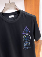 迪奧【新品】2026SS春夏🆕 男女情侶款經典圖標設計短袖T卹簡約的時尚元素設計凸顯精簡,隸屬今夏高顏值單品. 客供優質針織棉面料,手感順滑細膩,著身的透氣舒適感無可挑剔.搭配時尚廓形剪裁設計設計設計採用潮流時尚的透氣舒適感.全新標誌皮質徽章縫製感染力強大,彰顯前衛獨特個性.時尚達人的必備單品.表達一絲不苟的時尚氣息. 顏色：黑色，白色尺碼：S/M/L/XL/2XL S肩寬43胸圍104衣長67袖長2