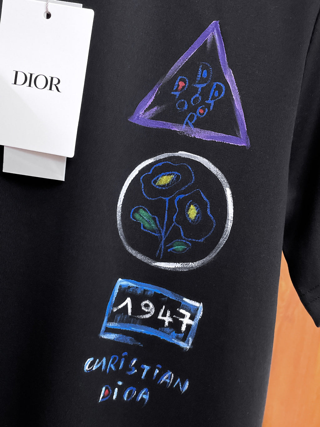 迪奧【新品】2026SS春夏🆕 男女情侶款經典圖標設計短袖T卹簡約的時尚元素設計凸顯精簡,隸屬今夏高顏值單品. 客供優質針織棉面料,手感順滑細膩,著身的透氣舒適感無可挑剔.搭配時尚廓形剪裁設計設計設計採用潮流時尚的透氣舒適感.全新標誌皮質徽章縫製感染力強大,彰顯前衛獨特個性.時尚達人的必備單品.表達一絲不苟的時尚氣息. 顏色：黑色，白色尺碼：S/M/L/XL/2XL S肩寬43胸圍104衣長67袖長2