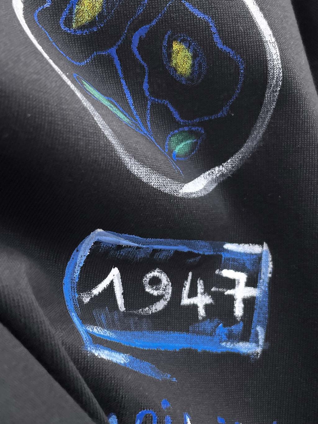 迪奧【新品】2026SS春夏🆕 男女情侶款經典圖標設計短袖T卹簡約的時尚元素設計凸顯精簡,隸屬今夏高顏值單品. 客供優質針織棉面料,手感順滑細膩,著身的透氣舒適感無可挑剔.搭配時尚廓形剪裁設計設計設計採用潮流時尚的透氣舒適感.全新標誌皮質徽章縫製感染力強大,彰顯前衛獨特個性.時尚達人的必備單品.表達一絲不苟的時尚氣息. 顏色：黑色，白色尺碼：S/M/L/XL/2XL S肩寬43胸圍104衣長67袖長2