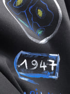 迪奧【新品】2026SS春夏🆕 男女情侶款經典圖標設計短袖T卹簡約的時尚元素設計凸顯精簡,隸屬今夏高顏值單品. 客供優質針織棉面料,手感順滑細膩,著身的透氣舒適感無可挑剔.搭配時尚廓形剪裁設計設計設計採用潮流時尚的透氣舒適感.全新標誌皮質徽章縫製感染力強大,彰顯前衛獨特個性.時尚達人的必備單品.表達一絲不苟的時尚氣息. 顏色：黑色，白色尺碼：S/M/L/XL/2XL S肩寬43胸圍104衣長67袖長2