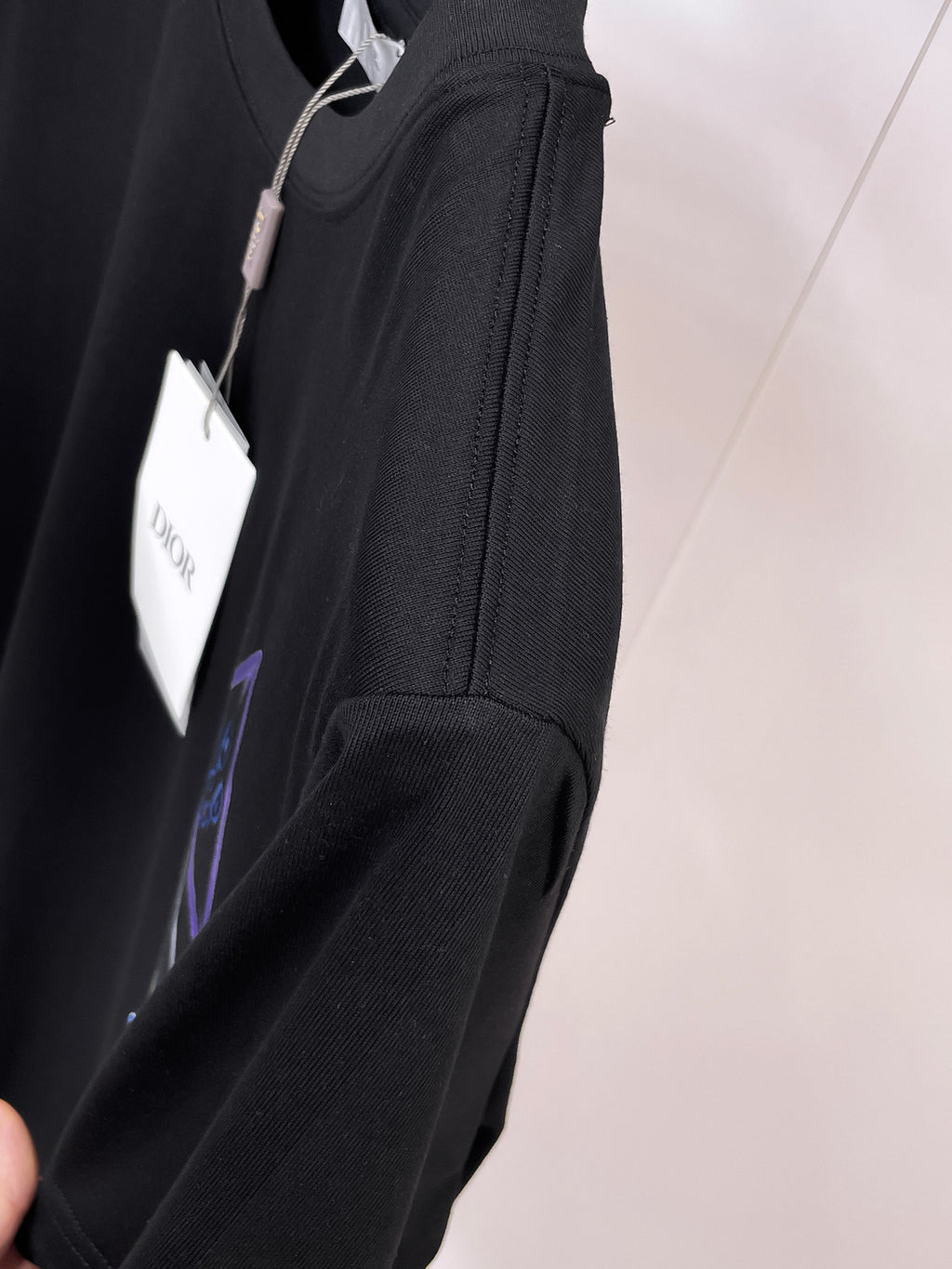 迪奧【新品】2026SS春夏🆕 男女情侶款經典圖標設計短袖T卹簡約的時尚元素設計凸顯精簡,隸屬今夏高顏值單品. 客供優質針織棉面料,手感順滑細膩,著身的透氣舒適感無可挑剔.搭配時尚廓形剪裁設計設計設計採用潮流時尚的透氣舒適感.全新標誌皮質徽章縫製感染力強大,彰顯前衛獨特個性.時尚達人的必備單品.表達一絲不苟的時尚氣息. 顏色：黑色，白色尺碼：S/M/L/XL/2XL S肩寬43胸圍104衣長67袖長2