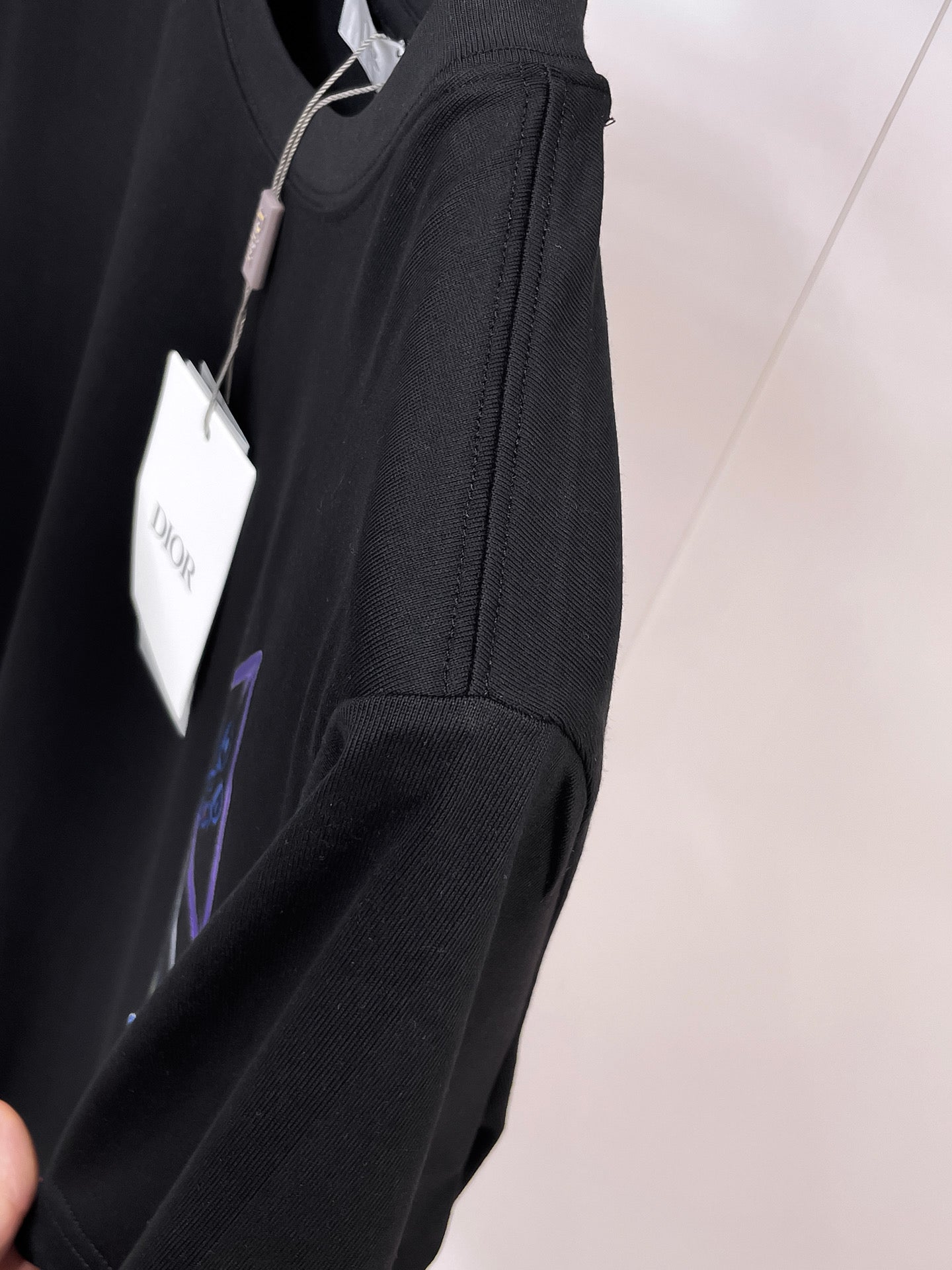 迪奧【新品】2026SS春夏🆕 男女情侶款經典圖標設計短袖T卹簡約的時尚元素設計凸顯精簡,隸屬今夏高顏值單品. 客供優質針織棉面料,手感順滑細膩,著身的透氣舒適感無可挑剔.搭配時尚廓形剪裁設計設計設計採用潮流時尚的透氣舒適感.全新標誌皮質徽章縫製感染力強大,彰顯前衛獨特個性.時尚達人的必備單品.表達一絲不苟的時尚氣息. 顏色：黑色，白色尺碼：S/M/L/XL/2XL S肩寬43胸圍104衣長67袖長2