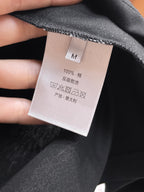 迪奧【新品】2026SS春夏🆕 男女情侶款經典圖標設計短袖T卹簡約的時尚元素設計凸顯精簡,隸屬今夏高顏值單品. 客供優質針織棉面料,手感順滑細膩,著身的透氣舒適感無可挑剔.搭配時尚廓形剪裁設計設計設計採用潮流時尚的透氣舒適感.全新標誌皮質徽章縫製感染力強大,彰顯前衛獨特個性.時尚達人的必備單品.表達一絲不苟的時尚氣息. 顏色：黑色，白色尺碼：S/M/L/XL/2XL S肩寬43胸圍104衣長67袖長2