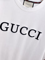古馳【新品】2026SS春夏🆕 男女情侶款經典圖標設計短袖T卹簡約的時尚元素設計凸顯精簡,隸屬今夏高顏值單品. 客供優質針織棉面料,手感順滑細膩,著身的透氣舒適感無可挑剔.搭配時尚廓形裁剪設計精美設計.全新標誌皮質徽章縫製感染力強大,彰顯前衛獨特個性.時尚達人的必備單品.表達一絲不苟的時尚氣息. 顏色：黑色，白色尺碼：S/M/L/XL/2XL S肩寬43胸圍104衣長67袖長2