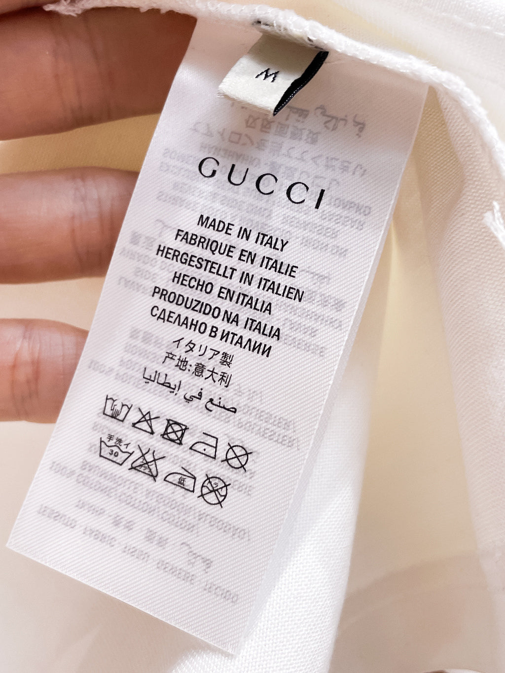 古馳【新品】2026SS春夏🆕 男女情侶款經典圖標設計短袖T卹簡約的時尚元素設計凸顯精簡,隸屬今夏高顏值單品. 客供優質針織棉面料,手感順滑細膩,著身的透氣舒適感無可挑剔.搭配時尚廓形裁剪設計精美設計.全新標誌皮質徽章縫製感染力強大,彰顯前衛獨特個性.時尚達人的必備單品.表達一絲不苟的時尚氣息. 顏色：黑色，白色尺碼：S/M/L/XL/2XL S肩寬43胸圍104衣長67袖長2