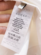 古馳【新品】2026SS春夏🆕 男女情侶款經典圖標設計短袖T卹簡約的時尚元素設計凸顯精簡,隸屬今夏高顏值單品. 客供優質針織棉面料,手感順滑細膩,著身的透氣舒適感無可挑剔.搭配時尚廓形裁剪設計精美設計.全新標誌皮質徽章縫製感染力強大,彰顯前衛獨特個性.時尚達人的必備單品.表達一絲不苟的時尚氣息. 顏色：黑色，白色尺碼：S/M/L/XL/2XL S肩寬43胸圍104衣長67袖長2