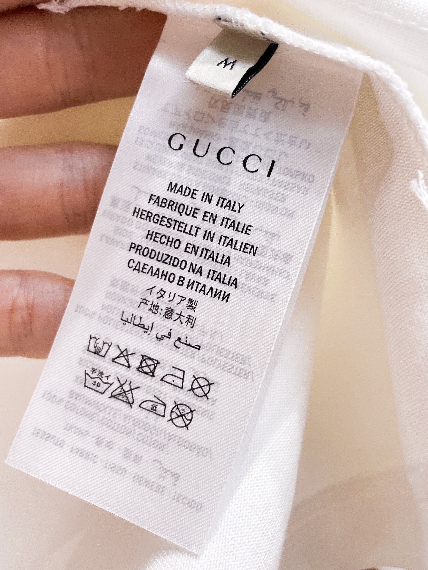 古馳【新品】2026SS春夏🆕 男女情侶款經典圖標設計短袖T卹簡約的時尚元素設計凸顯精簡,隸屬今夏高顏值單品. 客供優質針織棉面料,手感順滑細膩,著身的透氣舒適感無可挑剔.搭配時尚廓形裁剪設計精美設計.全新標誌皮質徽章縫製感染力強大,彰顯前衛獨特個性.時尚達人的必備單品.表達一絲不苟的時尚氣息. 顏色：黑色，白色尺碼：S/M/L/XL/2XL S肩寬43胸圍104衣長67袖長2
