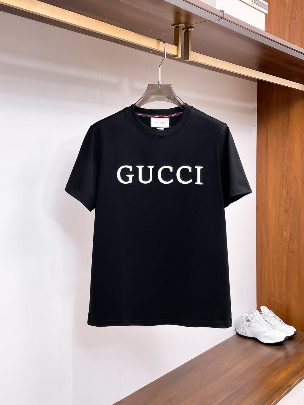 古馳【新品】2026SS春夏🆕 男女情侶款經典圖標設計短袖T卹簡約的時尚元素設計凸顯精簡,隸屬今夏高顏值單品. 客供優質針織棉面料,手感順滑細膩,著身的透氣舒適感無可挑剔.搭配時尚廓形裁剪設計精美設計.全新標誌皮質徽章縫製感染力強大,彰顯前衛獨特個性.時尚達人的必備單品.表達一絲不苟的時尚氣息. 顏色：黑色，白色尺碼：S/M/L/XL/2XL S肩寬43胸圍104衣長67袖長2