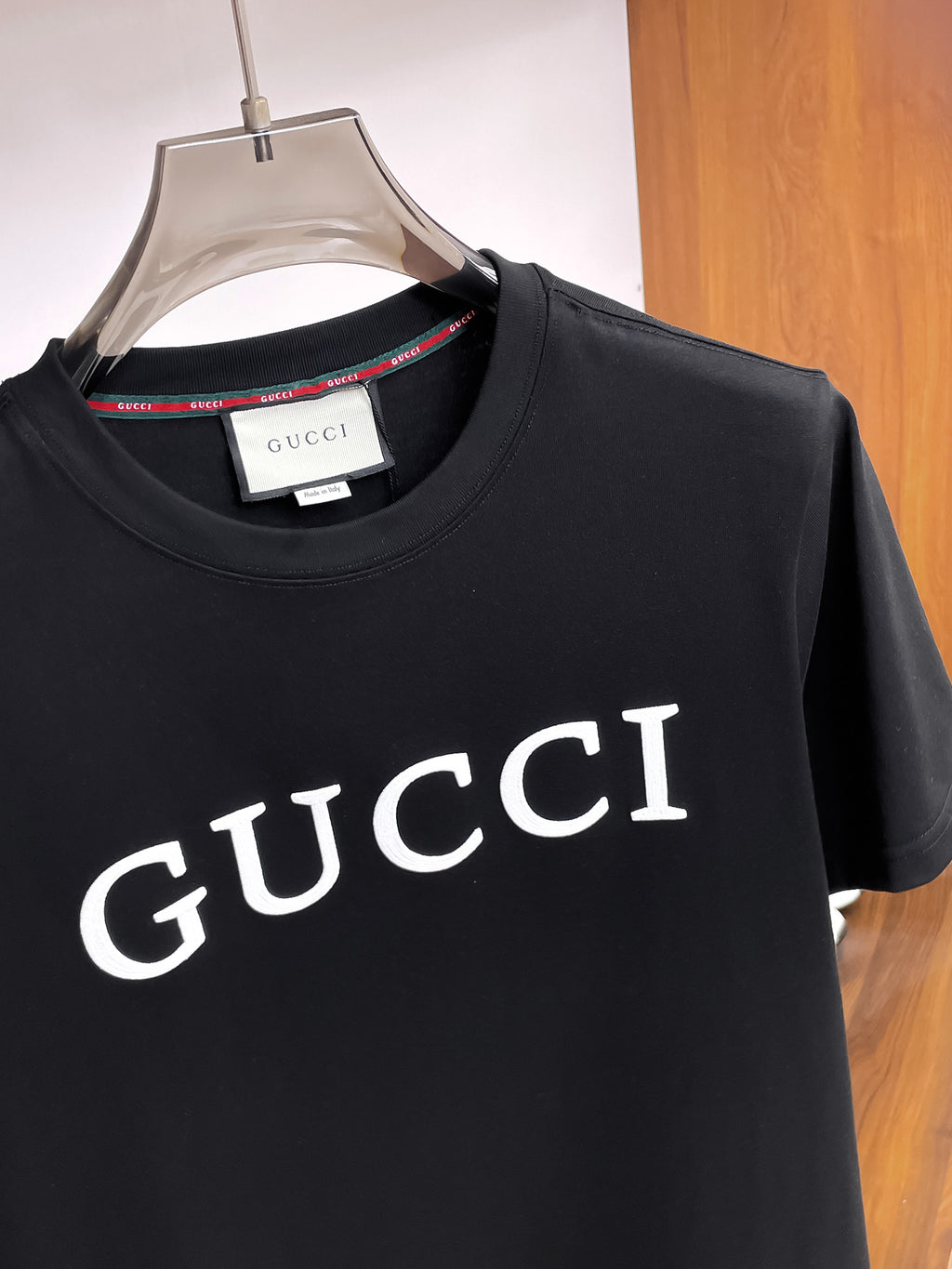 古馳【新品】2026SS春夏🆕 男女情侶款經典圖標設計短袖T卹簡約的時尚元素設計凸顯精簡,隸屬今夏高顏值單品. 客供優質針織棉面料,手感順滑細膩,著身的透氣舒適感無可挑剔.搭配時尚廓形裁剪設計精美設計.全新標誌皮質徽章縫製感染力強大,彰顯前衛獨特個性.時尚達人的必備單品.表達一絲不苟的時尚氣息. 顏色：黑色，白色尺碼：S/M/L/XL/2XL S肩寬43胸圍104衣長67袖長2