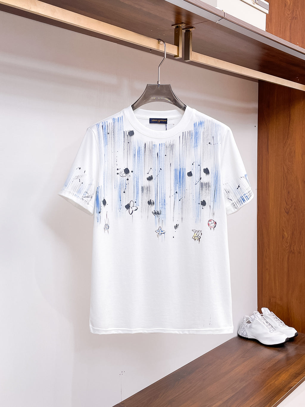路易【新品】2026SS春夏🆕 男女情侶款經典圖標設計短袖T卹簡約的時尚元素設計凸顯精簡,隸屬今夏高顏值單品. 客供優質針織棉面料,手感順滑細膩,著身的透氣舒適感無可挑剔.搭配時尚廓形裁剪設計精美設計.全新標誌皮質徽章縫製感染力強大,彰顯前衛獨特個性.時尚達人的必備單品.表達一絲不苟的時尚氣息. 顏色：黑色，白色尺碼：S/M/L/XL/2XL S肩寬43胸圍104衣長67袖長21