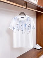 路易【新品】2026SS春夏🆕 男女情侶款經典圖標設計短袖T卹簡約的時尚元素設計凸顯精簡,隸屬今夏高顏值單品. 客供優質針織棉面料,手感順滑細膩,著身的透氣舒適感無可挑剔.搭配時尚廓形裁剪設計精美設計.全新標誌皮質徽章縫製感染力強大,彰顯前衛獨特個性.時尚達人的必備單品.表達一絲不苟的時尚氣息. 顏色：黑色，白色尺碼：S/M/L/XL/2XL S肩寬43胸圍104衣長67袖長21