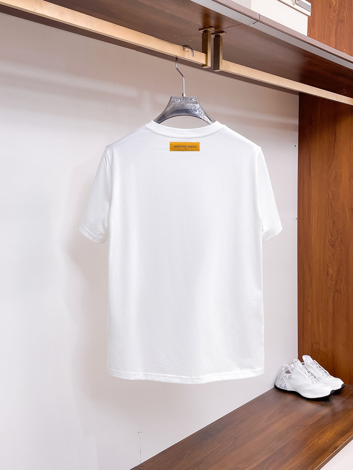 路易【新品】2026SS春夏🆕 男女情侶款經典圖標設計短袖T卹簡約的時尚元素設計凸顯精簡,隸屬今夏高顏值單品. 客供優質針織棉面料,手感順滑細膩,著身的透氣舒適感無可挑剔.搭配時尚廓形裁剪設計精美設計.全新標誌皮質徽章縫製感染力強大,彰顯前衛獨特個性.時尚達人的必備單品.表達一絲不苟的時尚氣息. 顏色：黑色，白色尺碼：S/M/L/XL/2XL S肩寬43胸圍104衣長67袖長21